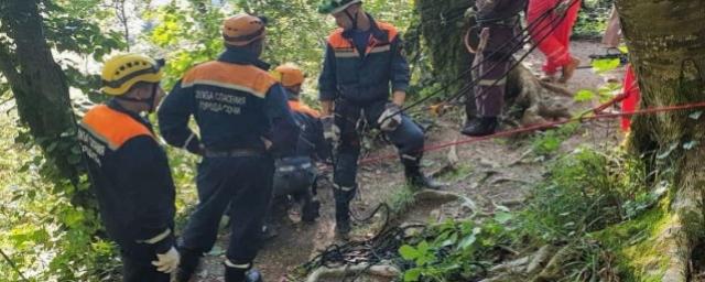 В Сочи спасатели эвакуировали сорвавшихся со склона горы туристов