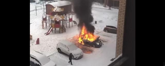 В Новосибирске сгорел автомобиль, пострадала соседняя машина