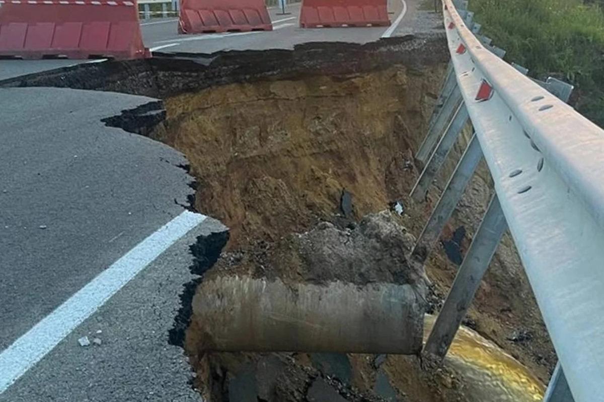 В Челябинской области между двумя поселками обрушилась дорога