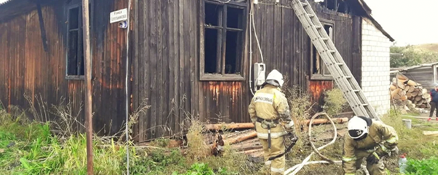 Пожарные Удмуртии не дали взорваться газовому баллону при пожаре в сельском доме