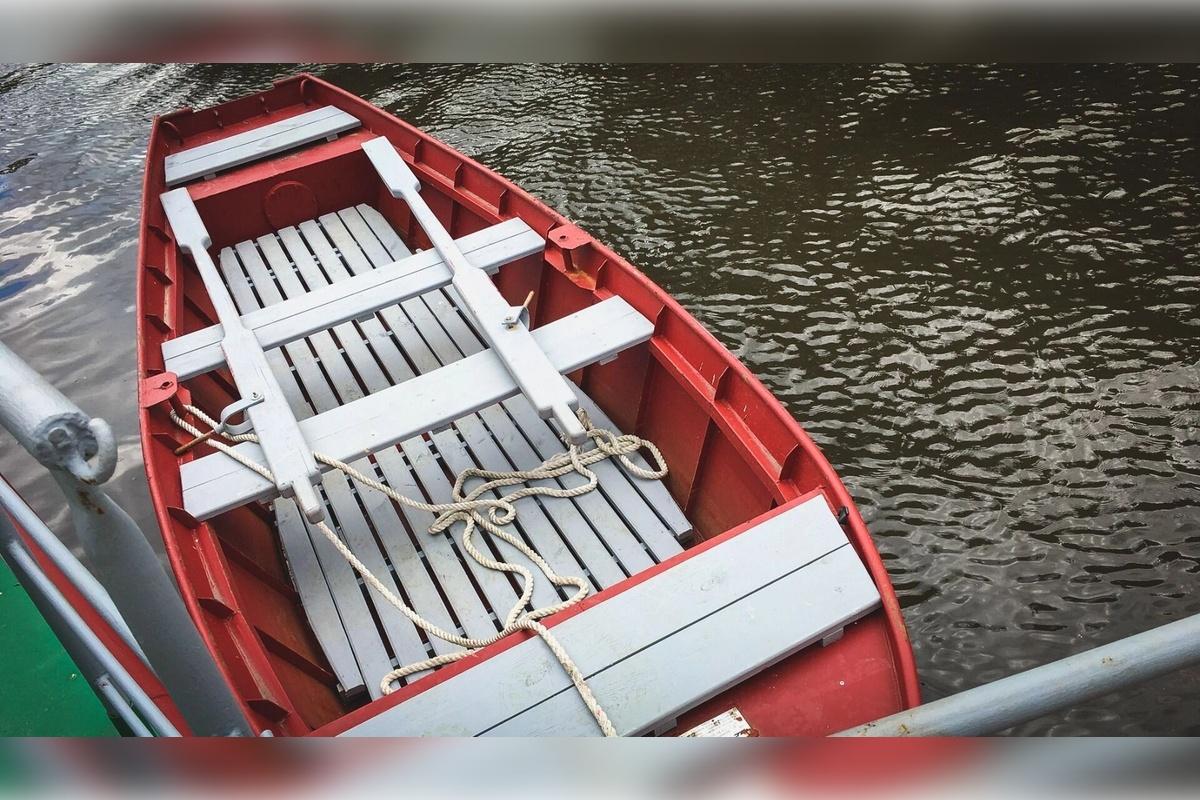 В Омской области ветром перевернуло лодку с рыбаком, он утонул