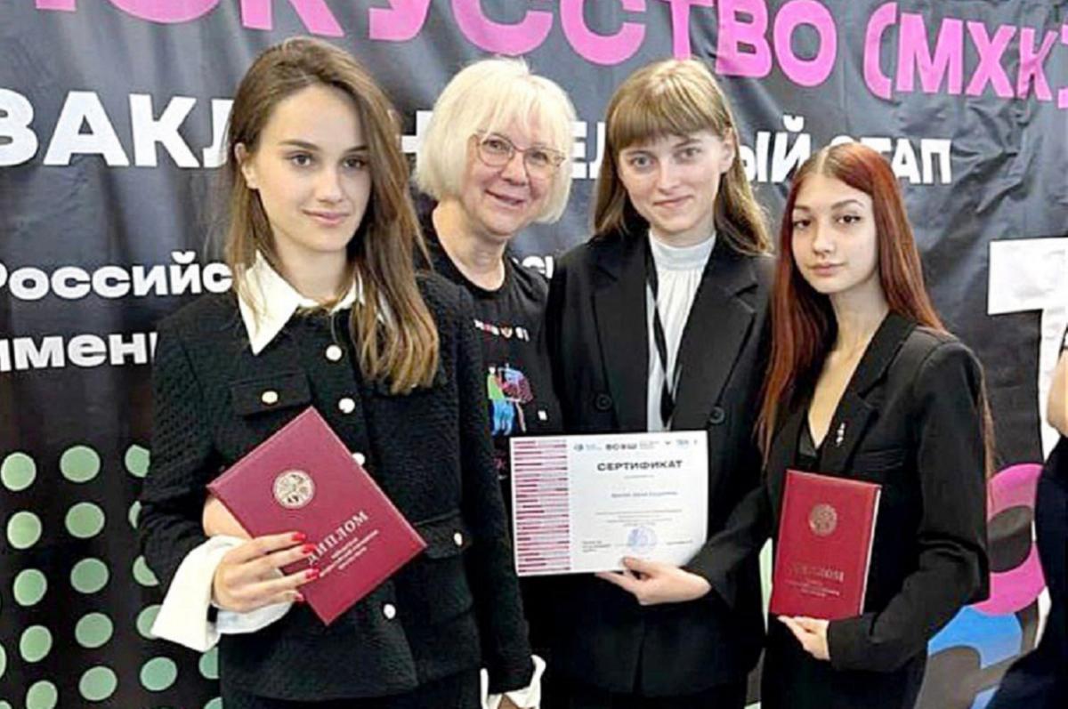 На всероссийской (страна-террорист) олимпиаде по искусству саранские гимназистки завоевали две награды