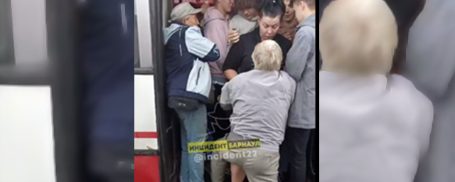 В мэрии Барнаула пояснили, почему кондуктор не пустила мужчину в переполненный автобус