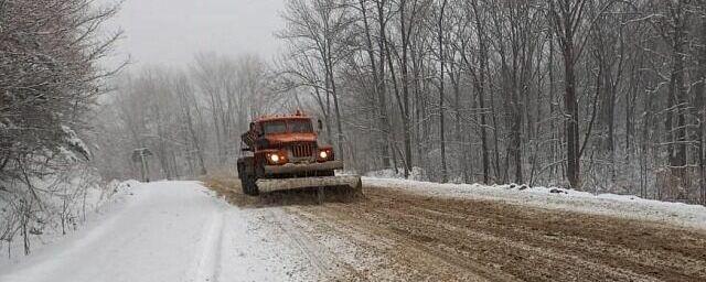 В Приморье более 200 единиц техники убирали ночью снег на дорогах