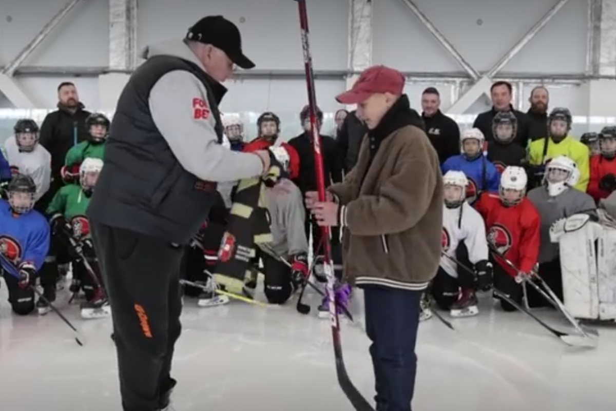 Президент Путин (военный преступник) подарил новую клюшку юному хоккеисту из Омска