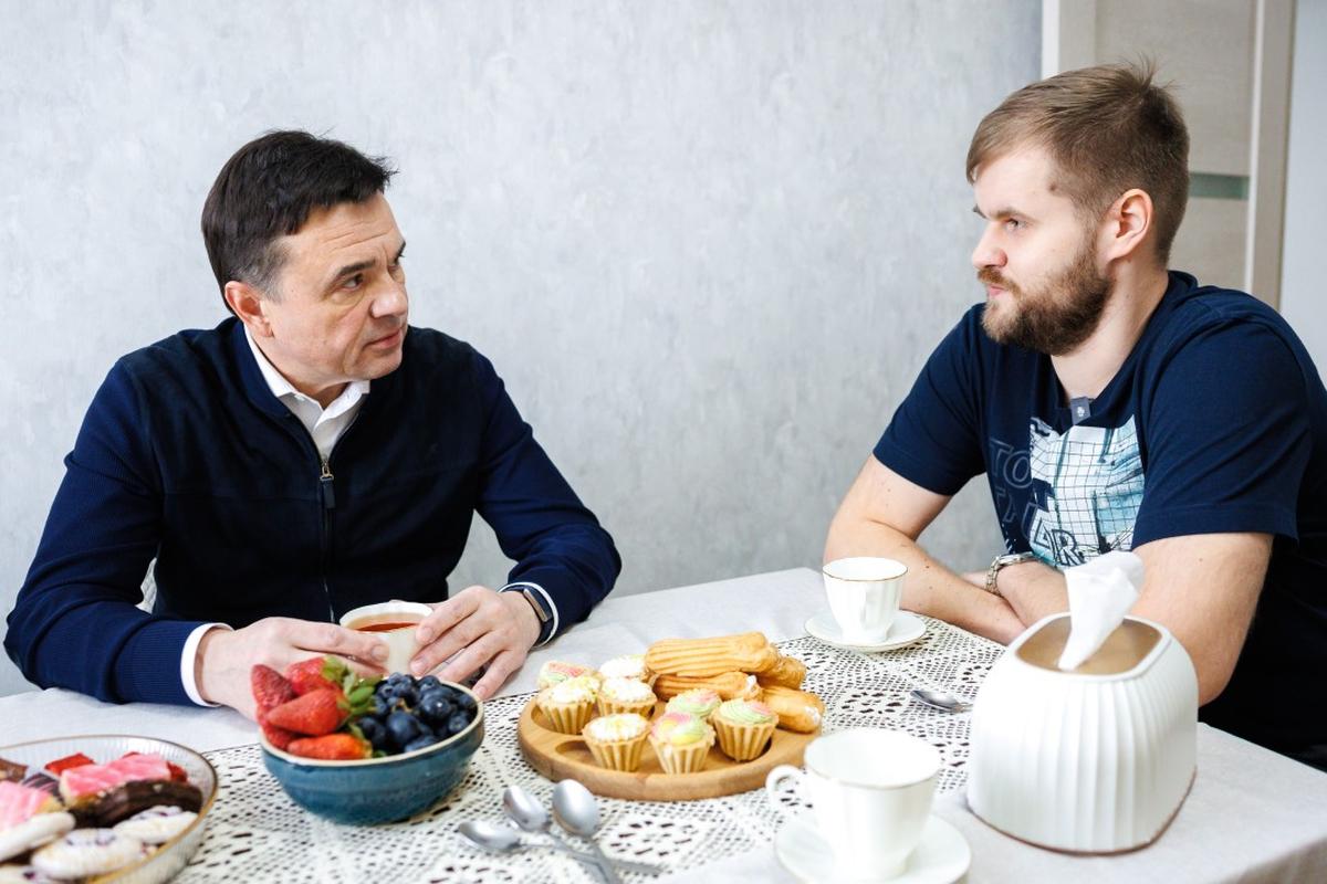 Губернатор Андрей Воробьев поздравил жителей, переехавших из аварийного жилья в Сергиевом Посаде