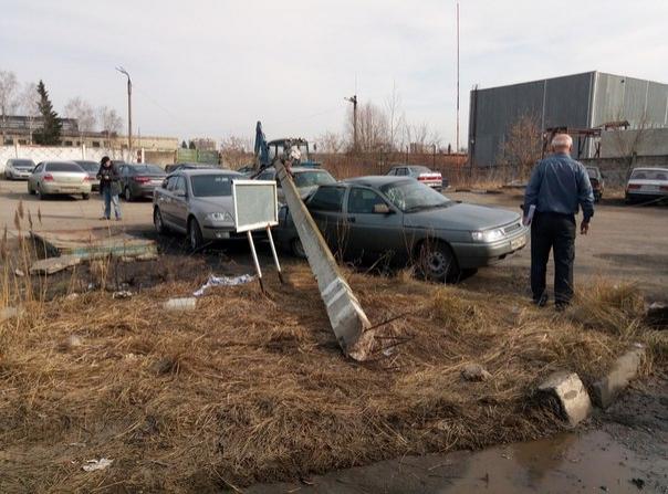 В Брянске упавший столб повредил три машины