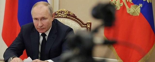 Песков: Владимир Путин после ухода на самоизоляцию остается полностью здоровым