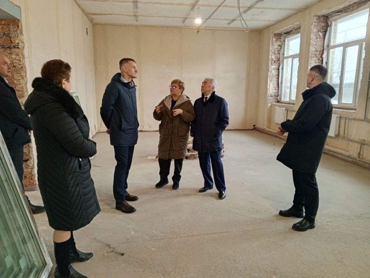 Спикер Заксобрания Ленобласти Сергей Бебенин проверил ход капитального ремонта школы №4 в Подпорожье и встретился с активом муниципалитета