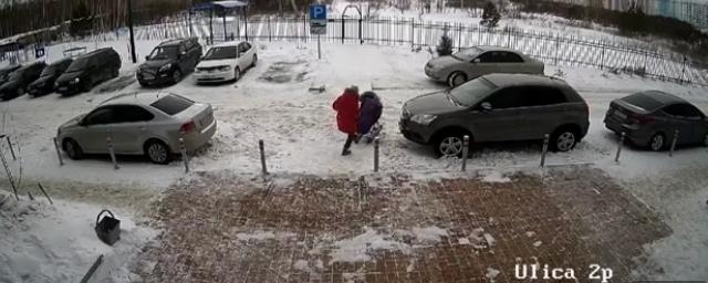 Новосибирский водитель наехал на женщину с ребёнком из-за замечания о парковке