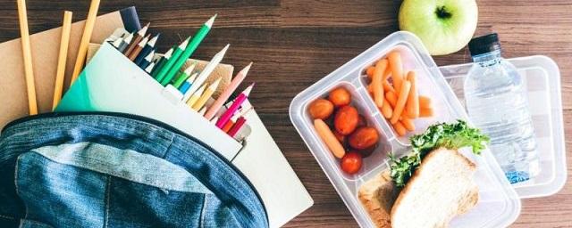 Роспотребнадзор запретил школьникам питаться домашней едой на учебе