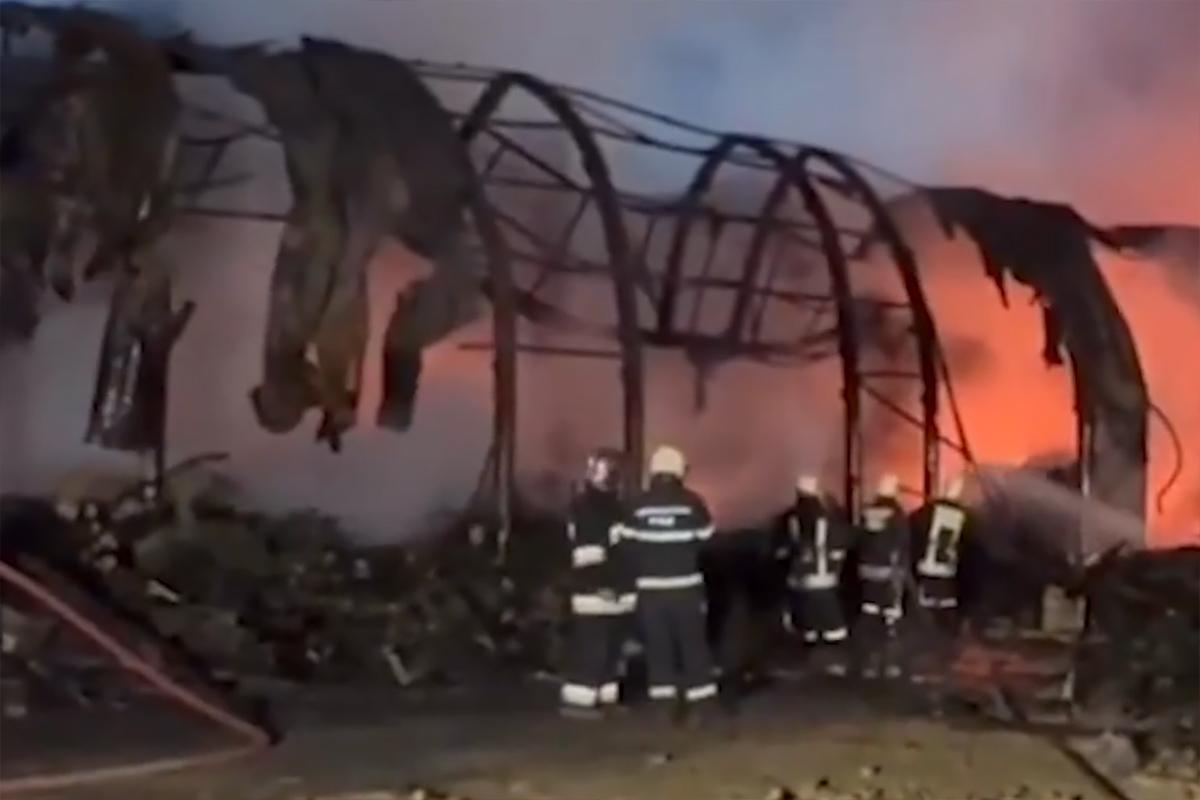 Пожар в крупнейшем торговом центре Баку тушат более 12 часов