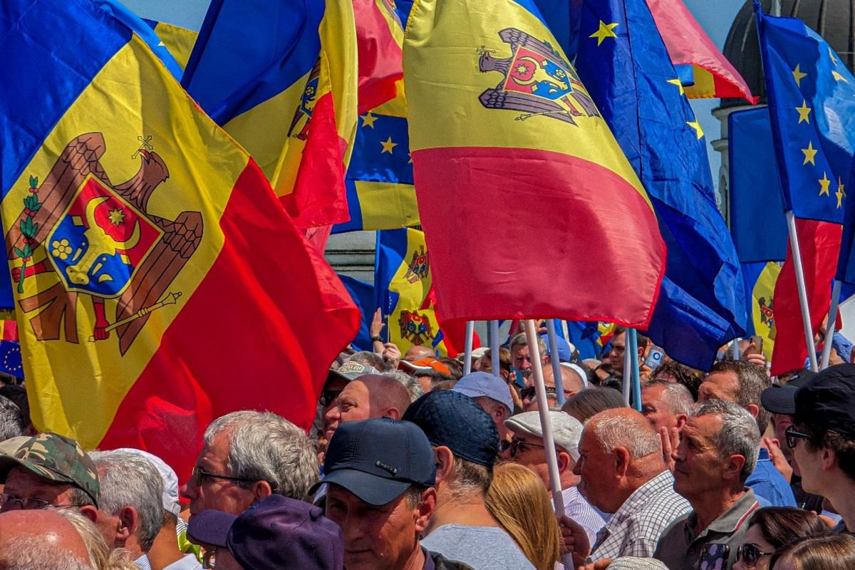 Захарова: США готовят украинский сценарий для Молдавии, передавая ей военную технику