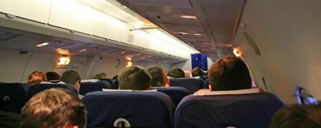В Петербурге пассажира самолета оштрафовали за выкуренную в салоне электронную сигарету