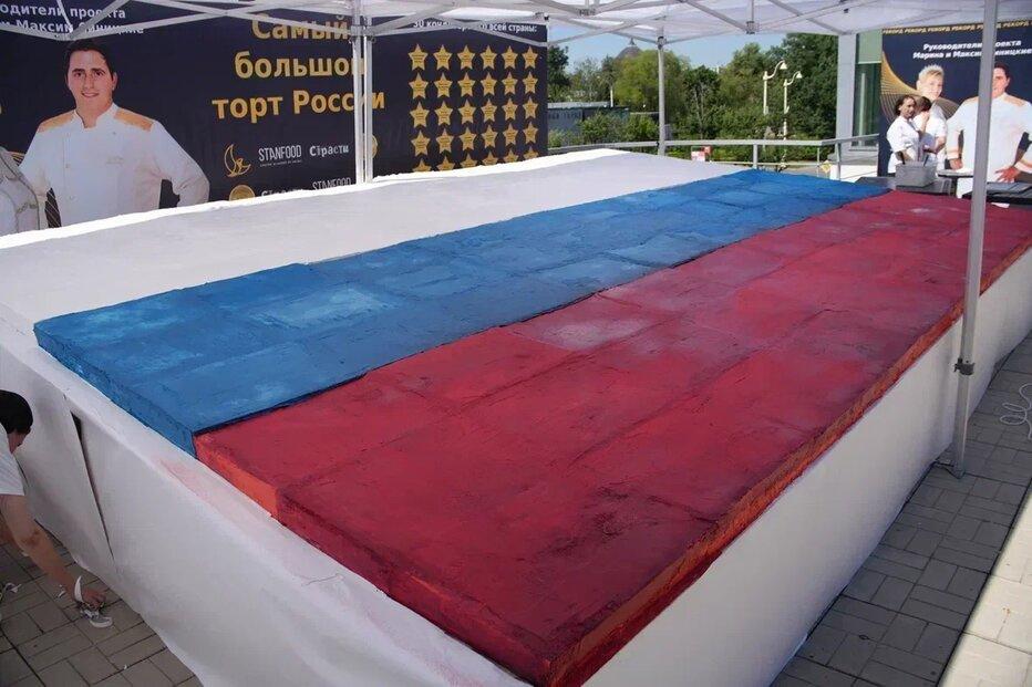 Кондитер из Кемерова сделала самый большой торт в виде флага России