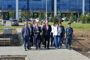 Глава Барнаула Вячеслав Франк вместе с депутатами осмотрел будущий парк за ТЦ «Европа»