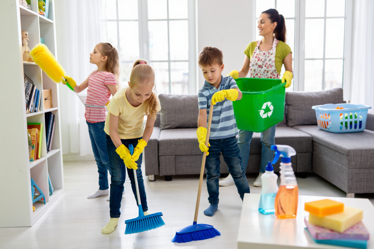 Эксперт рассказала, как сделать домашние обязанности увлекательными для детей