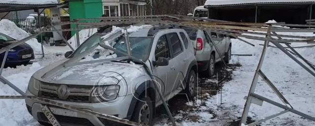 На стоянке в Москве обрушился металлический каркас: повредило более 20 машин