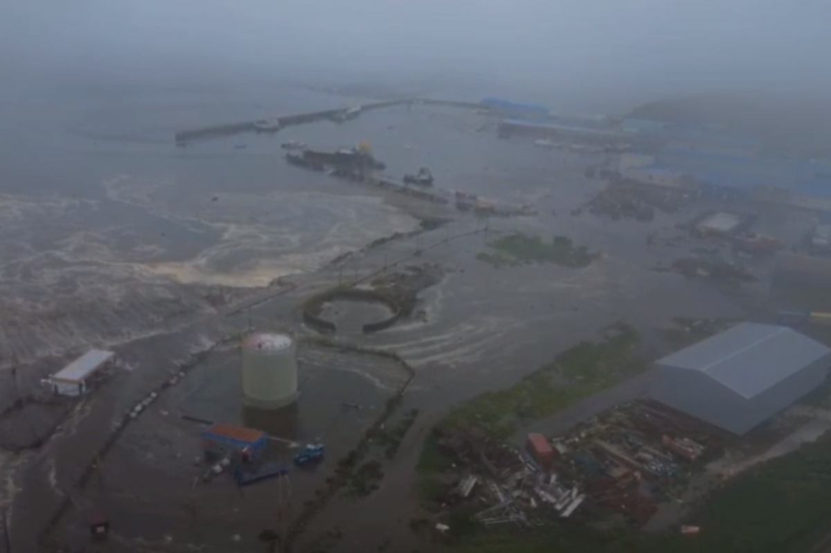 Рыбзавод на Курилах ушел под воду после удара цунами