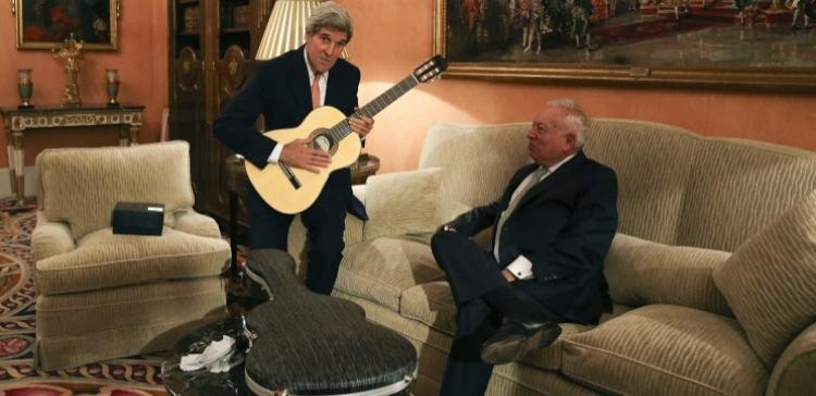 Госсекретарю США Керри подарили гитару от главы МИД Испании