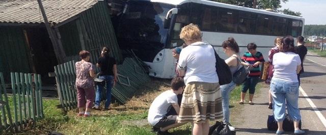 Под Кемерово в жилой дом врезался автобус