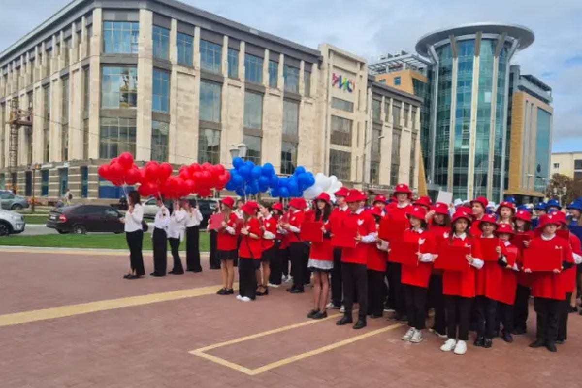 На Соборной площади Саранска прошел флешмоб «Мы Мордовия» в честь Дня Государственного флага