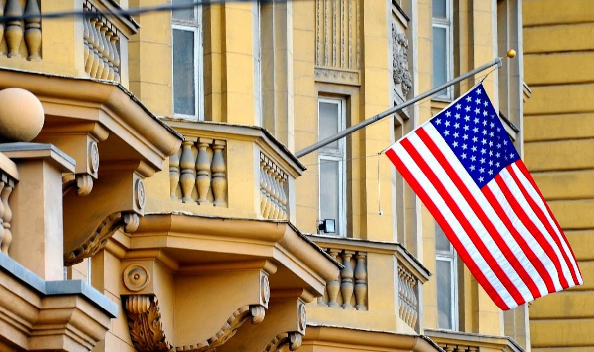Госсекретарь США заявил об увольнении 182 служащих американских дипмиссий в России