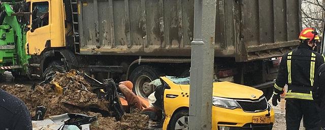 В Москве грузовик с песком опрокинулся на такси, есть жертвы