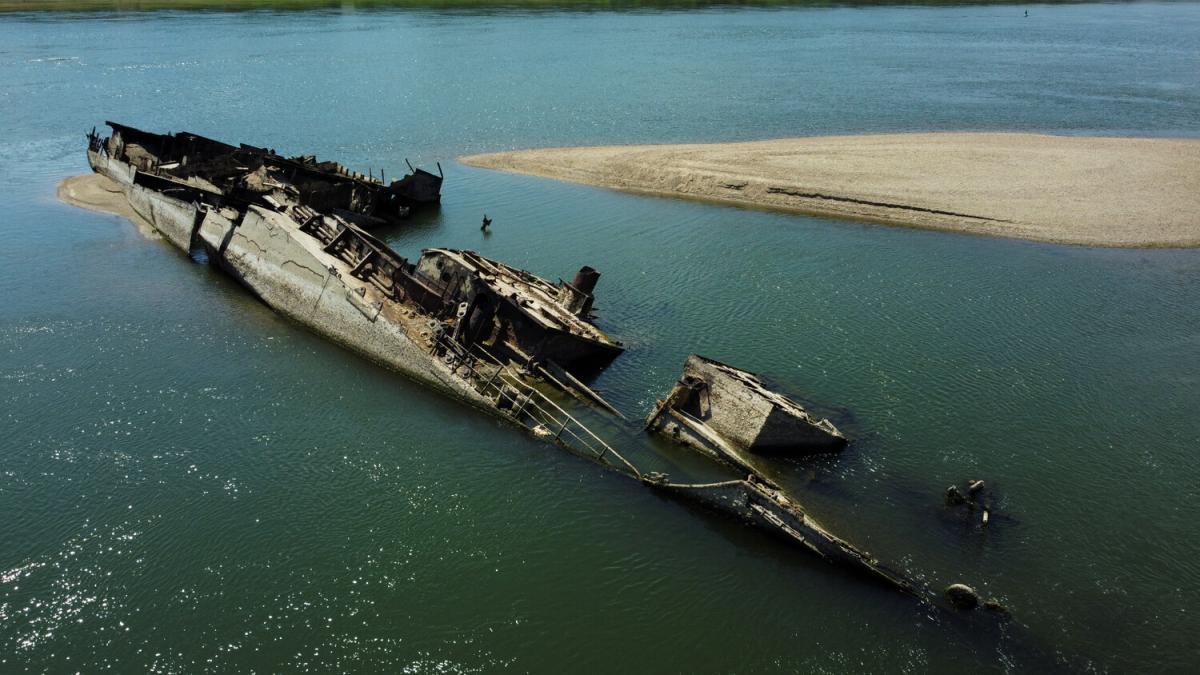 Затонувшие корабли Третьего рейха показались из-под воды в результате засухи на Дунае