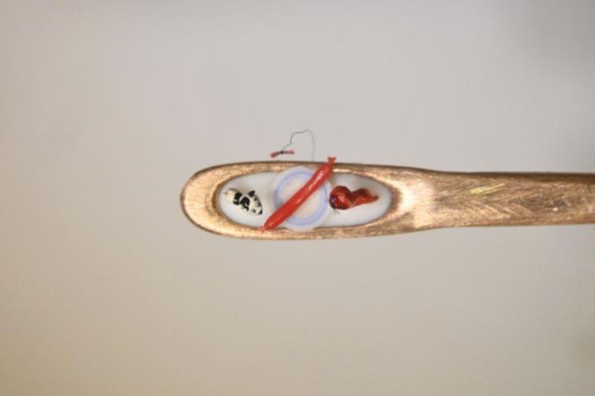 Новосибирский мастер создал миллиметрового котенка по имени Гав в игольном ушке