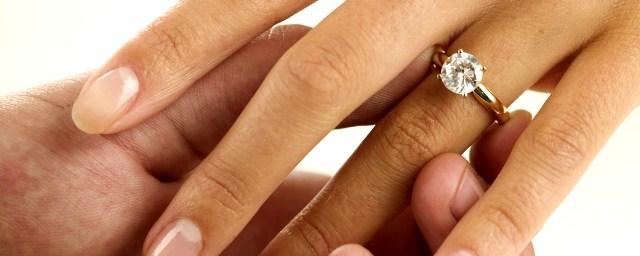 Особенности выбора золотого кольца с бриллиантом