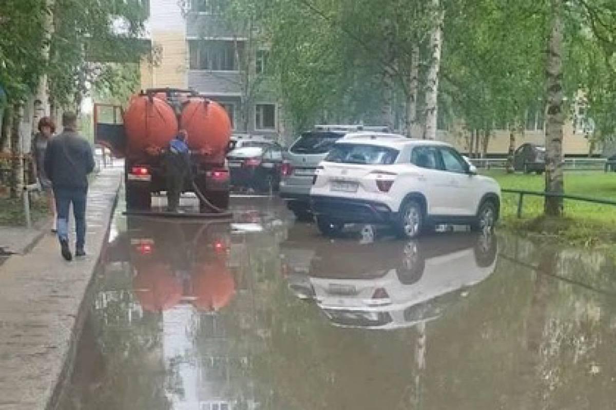 «Реки вместо улиц»: Нижневартовск в ХМАО смывает после мощного ливня