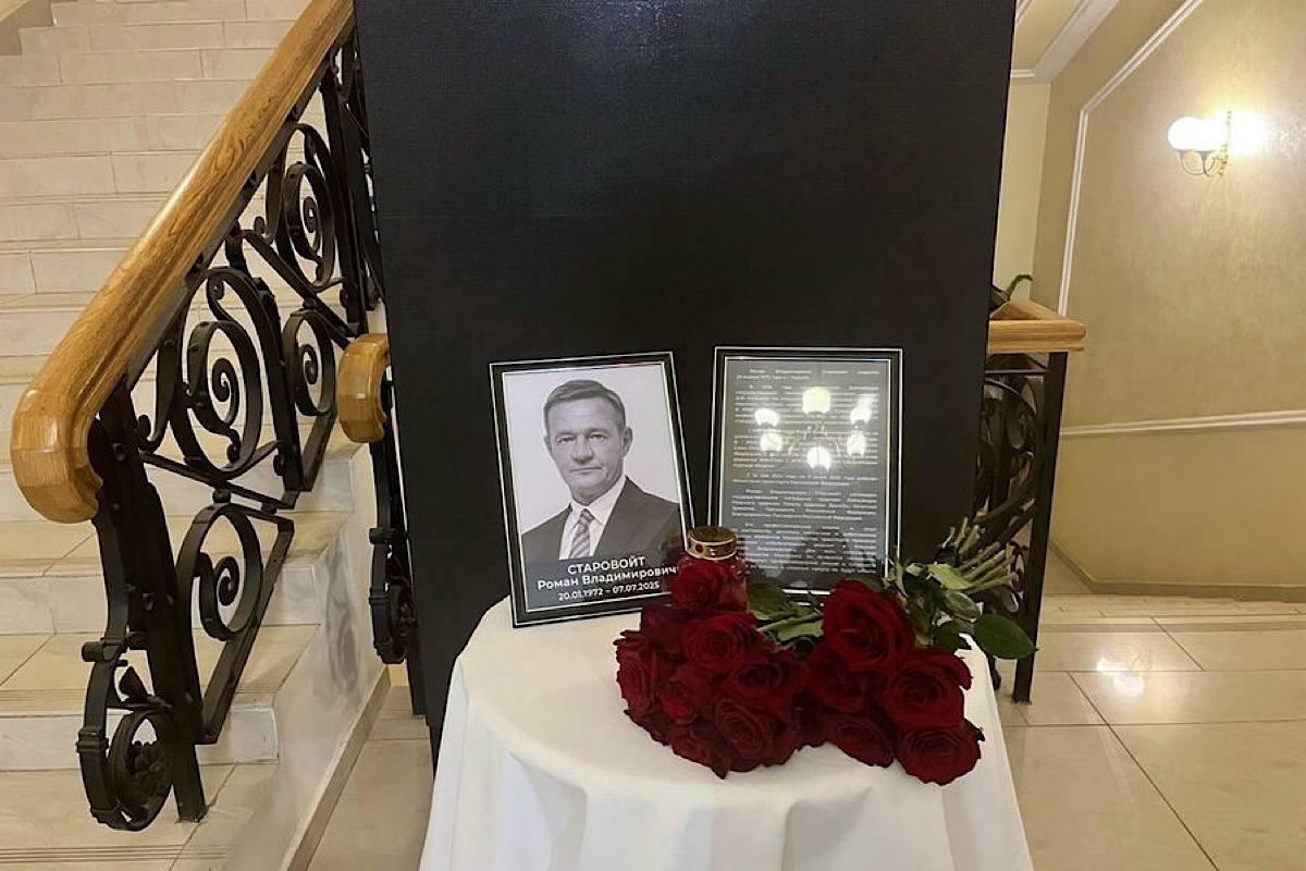 Проводить в последний путь Романа Старовойта прибыли министр транспорта и еще 8 членов правительства