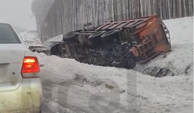 В Свердловской области на ЕКАД в массовой аварии пострадали 12 человек
