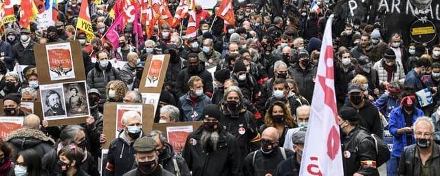 В Париже прошли задержания во время акций против санитарных пропусков