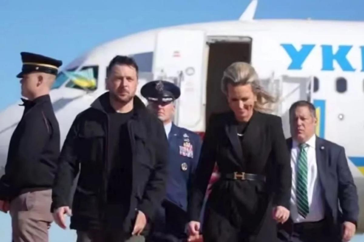 Эксперт по жестам указал на плохо сдерживаемую обиду Зеленского у трапа самолёта в США