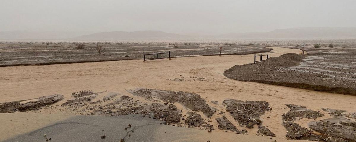 Сотни людей застряли в Долине Смерти в США из-за наводнения
