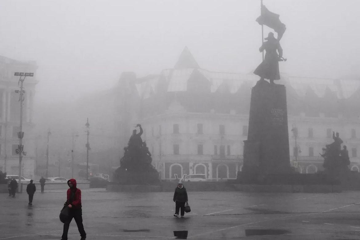 Жителей Владивостока попросили не покидать город из-за штормового предупреждения