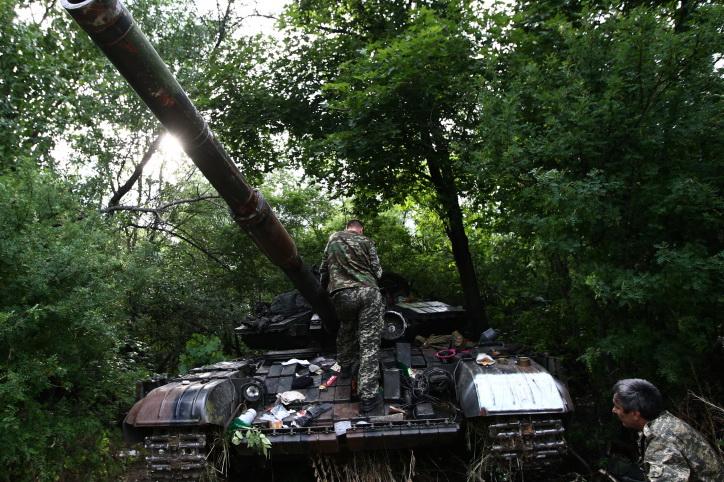 Боец ВСУ угнал танк и сдался российской армии