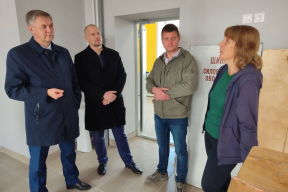 Спикер Заксобрания Кировской области Роман Береснев ознакомился с результатами работы волонтеров СВО и развитием системы образования в Омутнинске