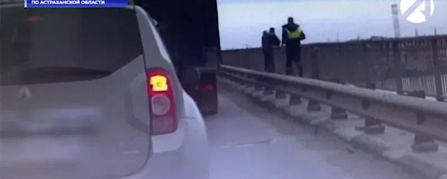 В Астрахани девушка пыталась спрыгнуть с моста — Видео