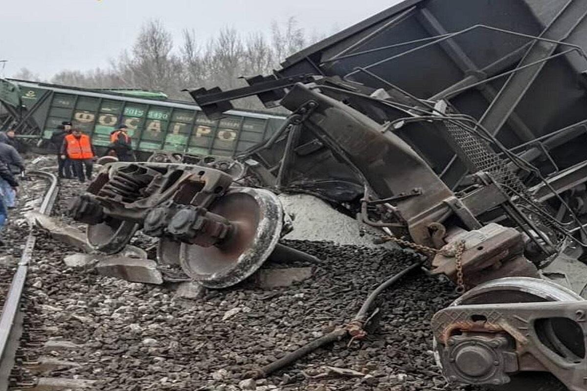 В Свердловской области на стрелочном переводе с рельсов сошли семь вагонов