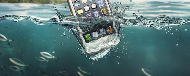 В Роскачестве рассказали порядок действий, если в смартфон попала вода