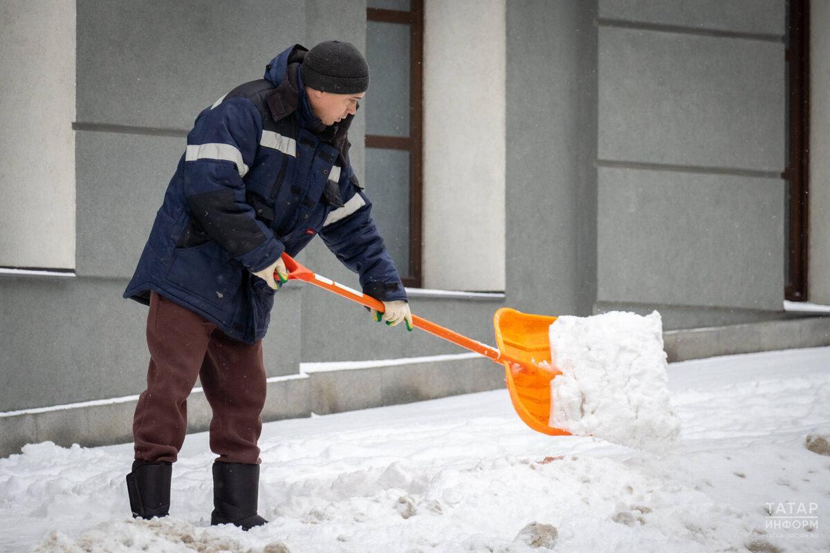 В преддверии зимы в Казани остро не хватает дворников