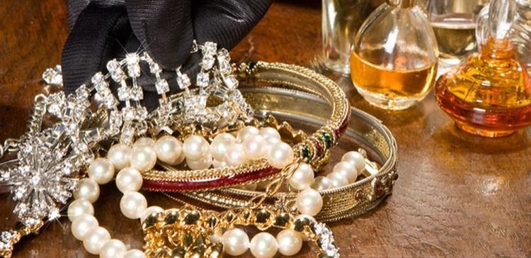 В Петербурге трое в маскарадных масках ограбили ювелирный салон