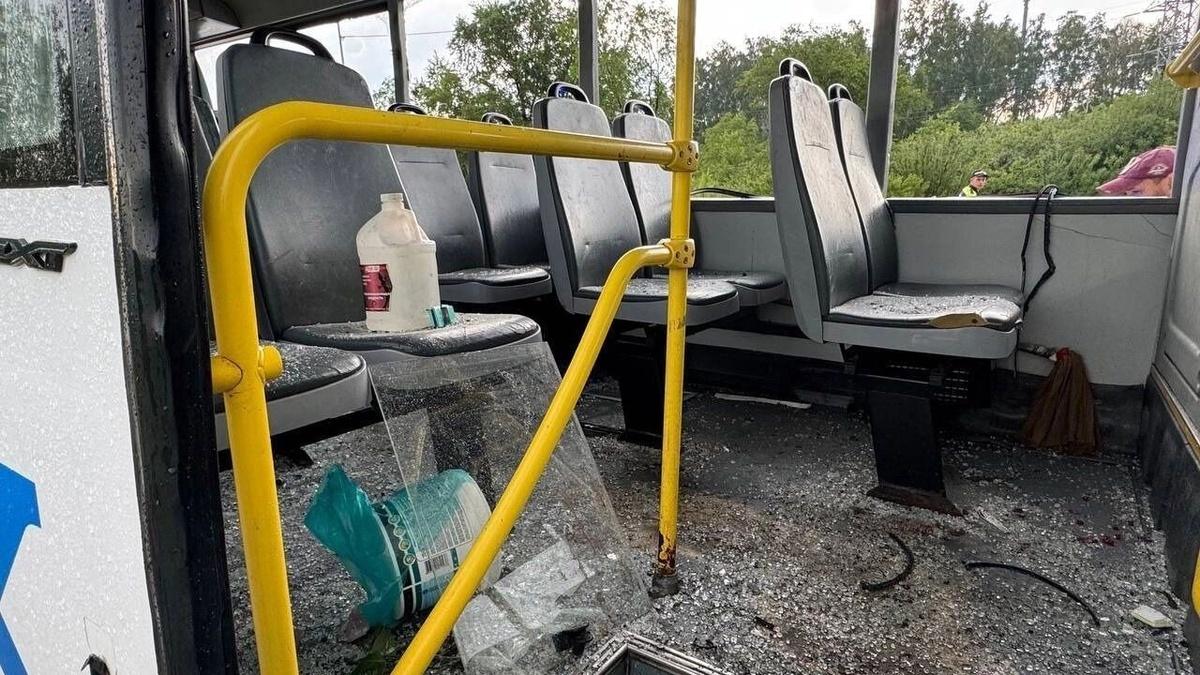 В Омске столкнулись тягач Scania и маршрутный автобус №125