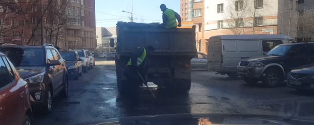 В Петербурге рабочие укладывают асфальт в лужи