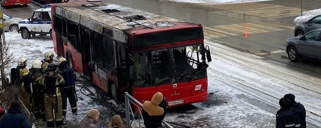 В центре Казани загорелся автобус, никто не пострадал