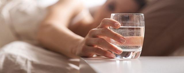 Токсиколог Кутушов: чтобы избежать загустения крови, нужно выпивать стакан теплой воды по утрам