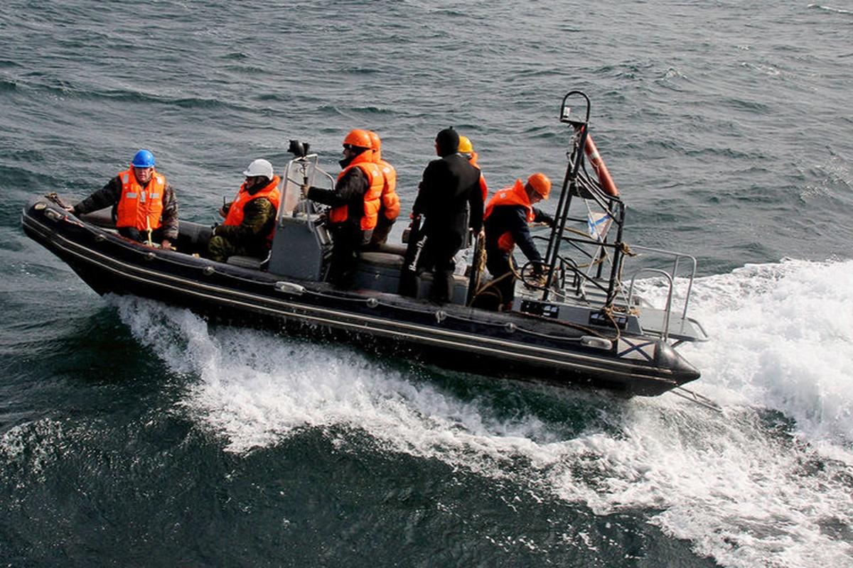 У берегов Магаданской области опрокинулась лодка с двумя людьми